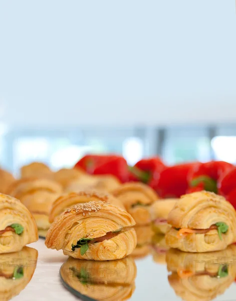 Italiaanse broodjes op een tafel — Stockfoto