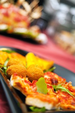 Köfte, pizza, siyah tabak sebze