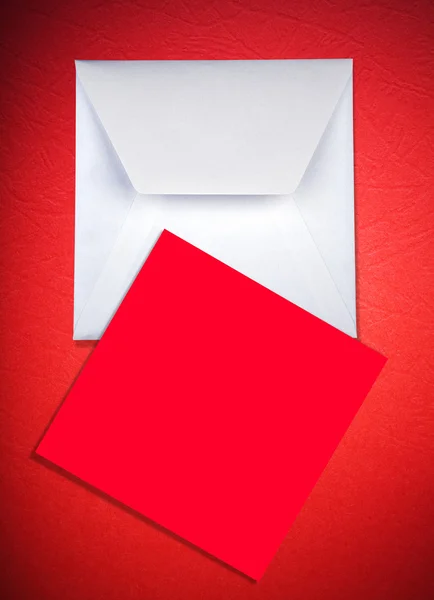 Envelop en kaart op rood — Stockfoto