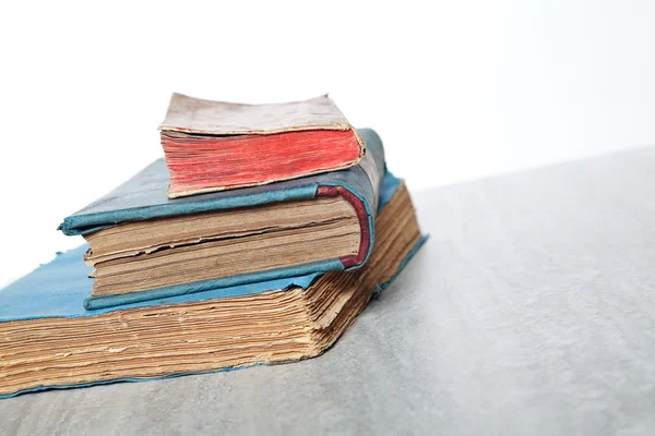 Libros antiguos sobre fondo — Foto de Stock