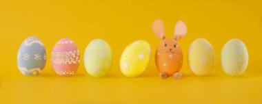 Sarı arkaplanda Yumurtalarla Paskalya Dekorasyonu.