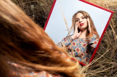 Güzel bir kızın aynadaki yansıması.