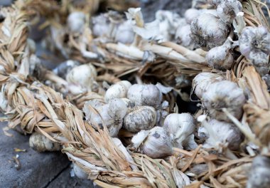 Bir sürü taze sarımsak.