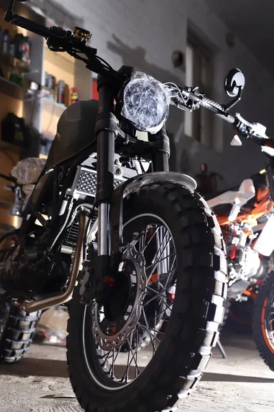 Mörk Motorcykel Racing Cykel Med Dubbade Hjul — Stockfoto