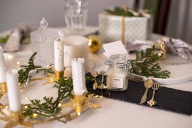 Üzerinde bir kavanoz umut olan süslü tatil masası.