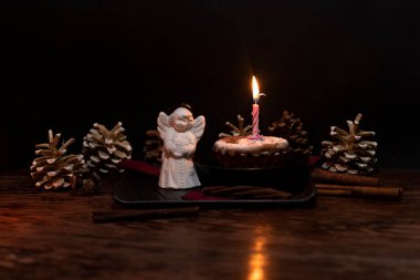 Mumlu melek ve pasta, geçmiş görüntüsü tebrik etmek için.