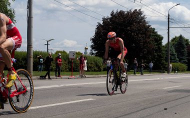 Avrupa Triatlon Şampiyonası. 11 numaralı bisikletçi.
