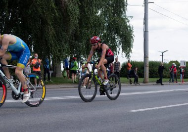 Yarışmacılar birbirlerine yetişirler. Avrupa Triatlon Şampiyonası. 05.06.2021