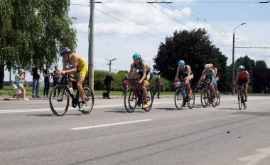 Spor. Bisikletçiler yarışmada birbirlerine yetişirler. Avrupa Triatlon Şampiyonası. 05.06.2021
