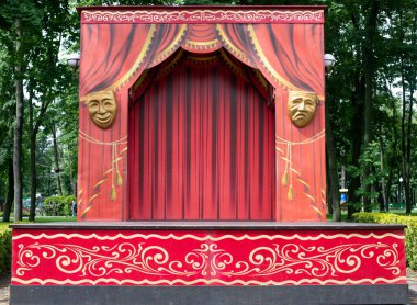 Parktaki gösteriler için tiyatro sahnesi..