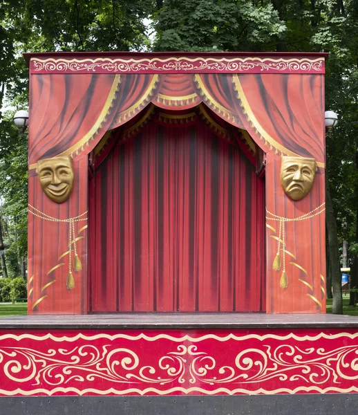 Scène Théâtre Vide Dans Parc Scène Rouge Pour Les Représentations Images De Stock Libres De Droits