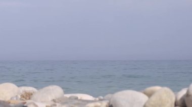 Deniz dalgaları sahili yıkıyor. Doğanın gelişi, arka plan, çakıl taşları, taşlar,