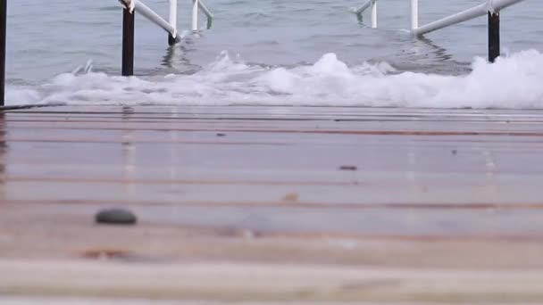 Фон Небо Море Горизонт Волны Над Дровами — стоковое видео