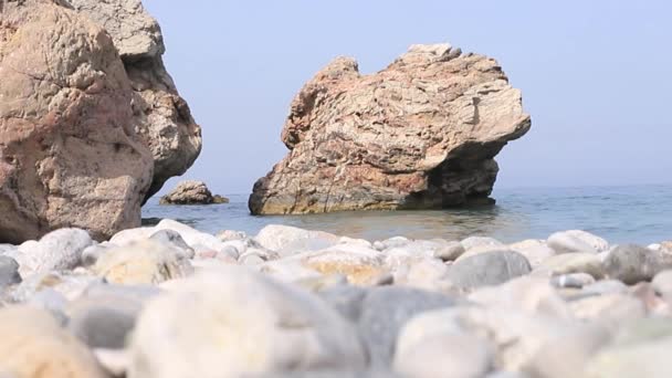 Φύση Τεράστιες Πέτρες Στο Φόντο Της Θάλασσας Όμορφος Γκρεμός — Αρχείο Βίντεο