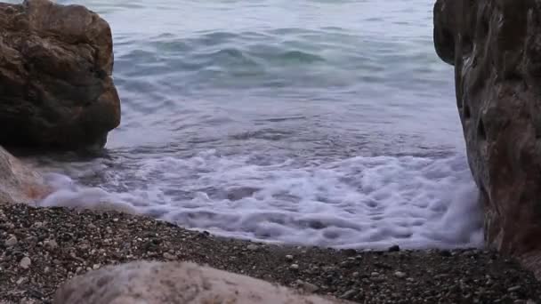 Strand Achtergrond Afbeelding Zeegolven Slaan Tegen Kust Aankomst Achtergrond Kiezelstenen — Stockvideo