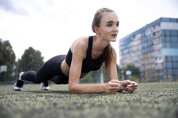 Chica Atleta Haciendo Ejercicios Poder Rack Deportivo Prensa Concepto Fitness — Foto de Stock