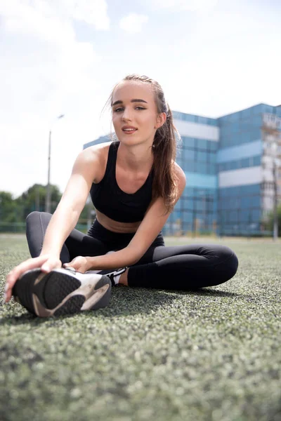 女の子は草の上のスポーツに行く スポーツウェアのモデル — ストック写真