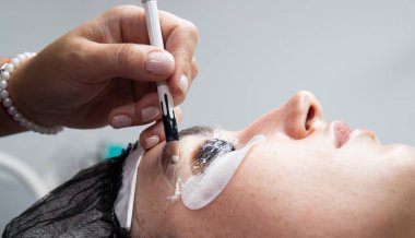 Profesyonel kaş ve kirpik kırbacı olan bir kadına yakın çekim. Kaş Şekllendirme