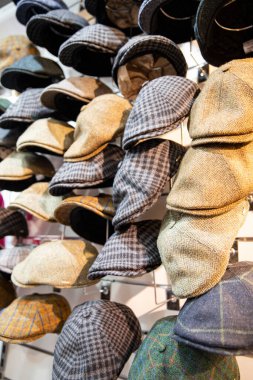 Klasik Düz Başlıklar ve Sürücü Şapkalarının Büyük Duvar Gösterimi