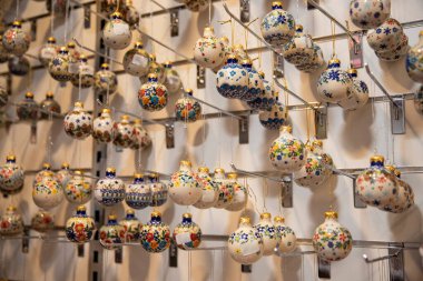 Noel topları ve oyuncaklarıyla dolu bir duvar, Noel dekoru mağazasında bir Noel penceresi