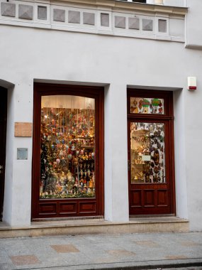 Tarihi bir hatıra ve Noel ağacı süsleme dükkanı. Krakow, Polonya 22.11.2024