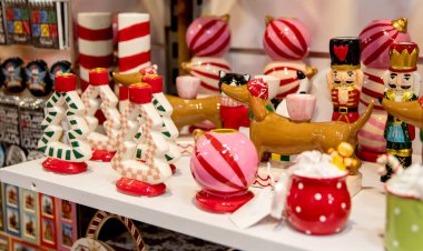 Seramik Noel şamdanları ve biblolar. Noel dekoru