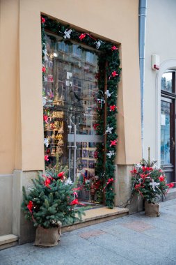 Noel dekoru olan bir mağaza girişi. Noel için dekore edilmiş bir Avrupa mağazası. Krakow, Polonya 22.11.2024