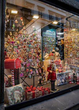 Fındıkkıran ve yaratıcı bir Noel ağacı olan Noel vitrininde. Krakow, Polonya, 22 Kasım 2024