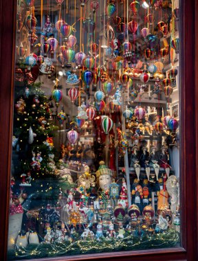 Noel ağacı ve süslemeleri olan bir mağaza penceresi.. 