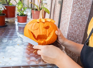 Cadılar Bayramı için geleneksel sonbahar balkabağı oyması. Cadılar Bayramı 'nız kutlu olsun.