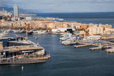 Modern Süper Yatlar ve Tarihi Şehir Binaları Arkaplanlı Çarpıcı Rıhtım Sahnesi. Barselona İspanya 15.03.2024