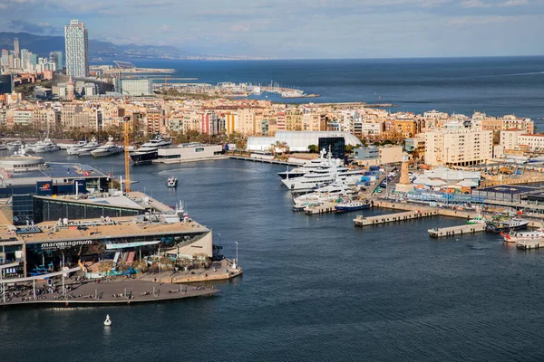 Modern Süper Yatlar ve Tarihi Şehir Binaları Arkaplanlı Çarpıcı Rıhtım Sahnesi. Barselona İspanya 15.03.2024