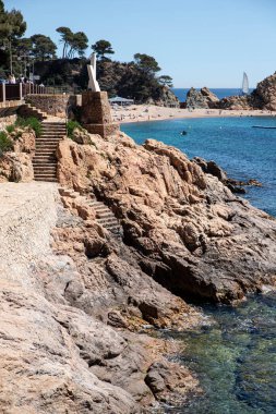 Tossa de Mar, İspanya 'daki güzel sahil, sahil, kayalıklar ve deniz 05.12.2024