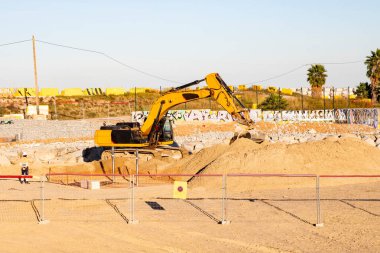 Barselona 'da inşaat alanında çalışan sarı kazıcı, 27.10.2025