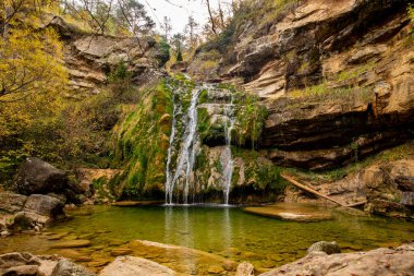 Huzurlu su çağlayanı içeren doğal manzara. Manzaralar