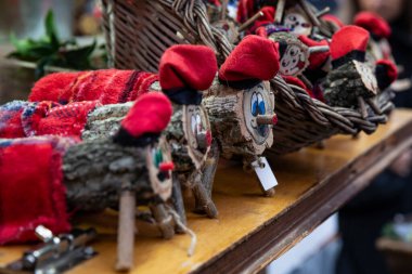 Kırmızı şapkalı bir grup şirin Cagatio ahşap kütük bir alıcıyı bekliyor.