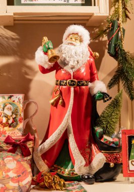 Sıcak ışıklandırmalı el yapımı Avrupa Noel figürleri. Ev için Noel süslemeleri.