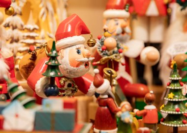 Detaylı ahşap Noel Babalar, fındıkkıranlar ve bir markette tütsü yakıcılar. Ev için Noel süslemeleri