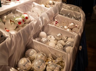 Noel Dükkanı: Koleksiyoncular için Noel hediyeleri ve el yapımı cam takılarla dolu raflar