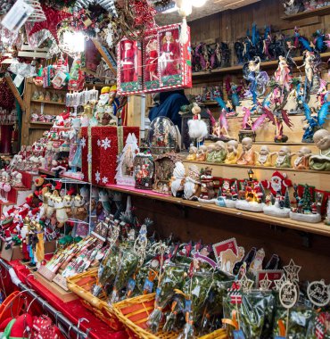 Festivalde çeşitli Noel oyuncakları ve dekorlar sunan bir tezgah. Barselona 'daki Noel mağazası 30.11.2025.