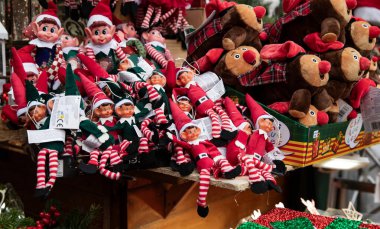 Festivalde çeşitli Noel oyuncakları ve dekorlar sunan bir tezgah. Barselona 'daki Noel mağazası 30.11.2025.