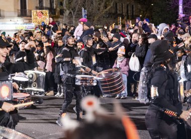 Akşam Barselona sokaklarında üç kralın geçit töreni. Barcelona Espaa 'da, Parlak Karnaval kostümlü oyuncular. 05.01.2026