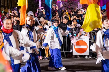 Akşam Barselona sokaklarında üç kralın geçit töreni. Barcelona Espaa 'da, Parlak Karnaval kostümlü oyuncular. 05.01.2026