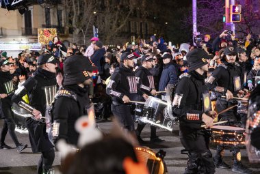 Akşam Barselona sokaklarında üç kralın geçit töreni. Barcelona Espaa 'da, Parlak Karnaval kostümlü oyuncular. 05.01.2026