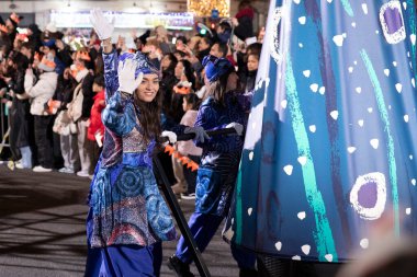 Akşam Barselona sokaklarında üç kralın geçit töreni. Barcelona Espaa 'da, Parlak Karnaval kostümlü oyuncular. 05.01.2026