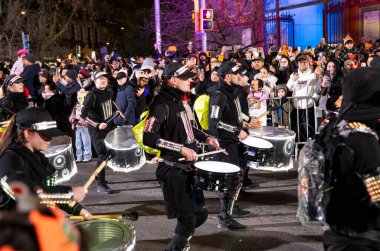 Akşam Barselona sokaklarında üç kralın geçit töreni. Barcelona Espaa 'da, Parlak Karnaval kostümlü oyuncular. 05.01.2026