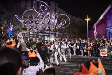 Akşam Barselona sokaklarında üç kralın geçit töreni. Barcelona Espaa 'da, Parlak Karnaval kostümlü oyuncular. 05.01.2026