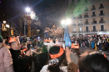Akşam Barselona sokaklarında üç kralın geçit töreni. Barcelona Espaa 'da, Parlak Karnaval kostümlü oyuncular. 05.01.2026