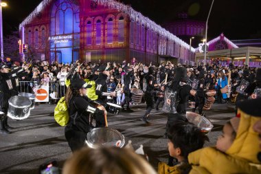 Akşam Barselona sokaklarında üç kralın geçit töreni. Barcelona Espaa 'da, Parlak Karnaval kostümlü oyuncular. 05.01.2026