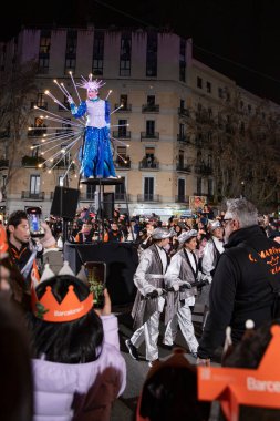 Akşam Barselona sokaklarında üç kralın geçit töreni. Barcelona Espaa 'da, Parlak Karnaval kostümlü oyuncular. 05.01.2026